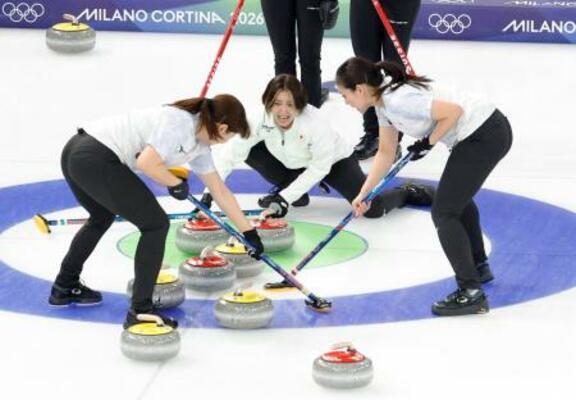 　日本―スイス　第８エンド、指示を出す吉村。左は小谷、右は近江谷＝コルティナダンペッツォ（共同）