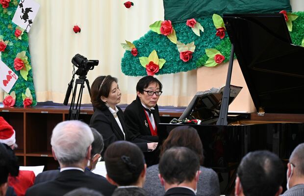 連弾を披露する小原さんと竹村理事