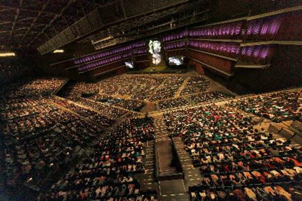 「屋内のソロピアノリサイタルで販売されたチケットの最多枚数」のギネス世界記録に認定された角野隼斗の単独公演=横浜市のKアリーナ横浜((C)Ryuya Amao)