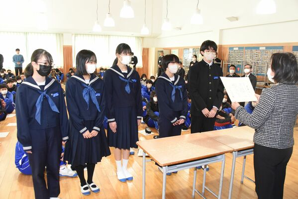 渡辺会長から表彰を受ける芳賀中の生徒５人
