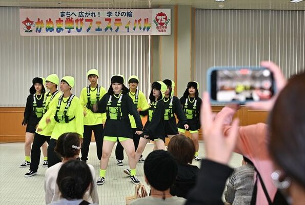 日頃の練習の成果を披露する子どもたち