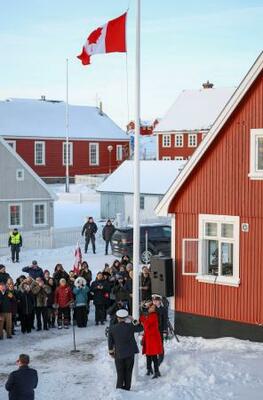 　領事館開設で掲げられたカナダ国旗＝６日、グリーンランド・ヌーク（ロイター＝共同）