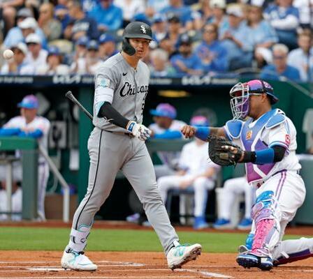 　ロイヤルズ戦の１回、空振り三振に倒れたホワイトソックス・村上＝カンザスシティー（共同）