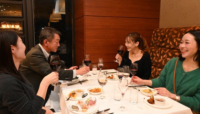 解禁されたボージョレ・ヌーボーを味わう参加者＝20日午後７時10分、宇都宮市本町