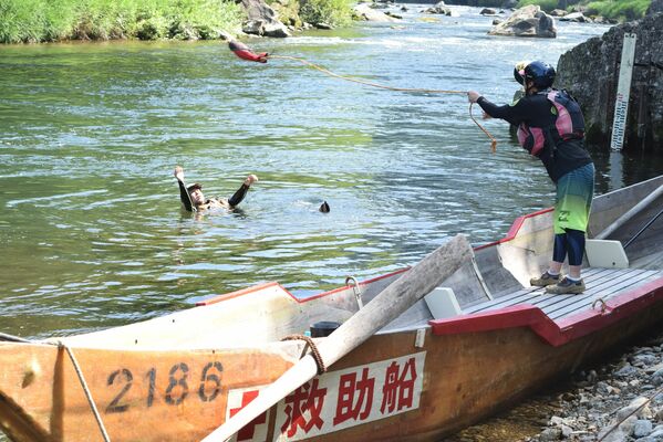 救助ロープを使った訓練に取り組む参加者