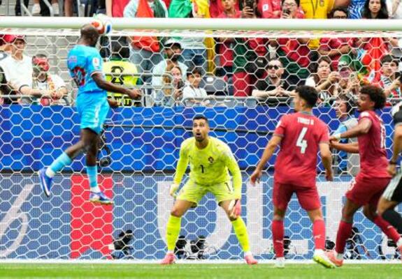 ポルトガル―コンゴ 前半終了間際、ヘディングで同点ゴールを決めるコンゴのウィサ(左端)。GKはD・コスタ=ヒューストン(共同)