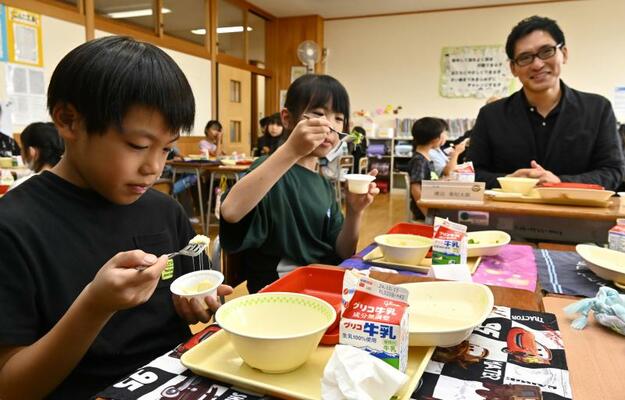 チーズフォンデュを味わう児童ら