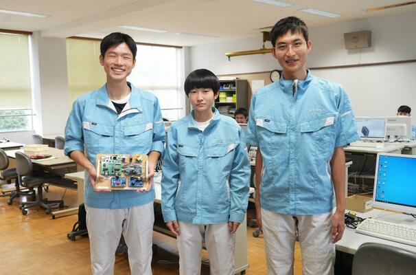 全国大会に出場する（左から）飯野さん、古内さん、吉羽さん
