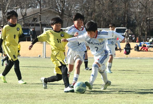 後半13分 ともぞうSC B(宇河)の樋山(右)が突破を図る=城見ケ丘運動公園サッカー場