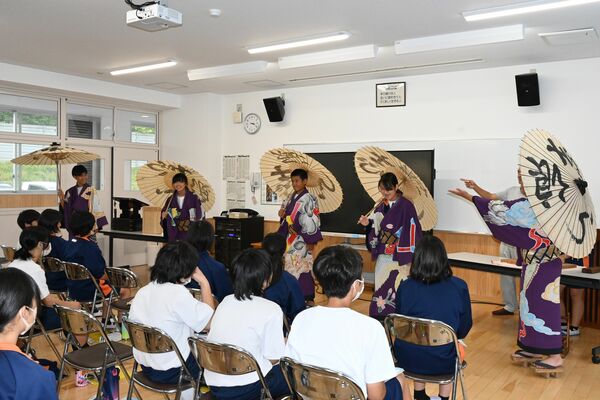 「白浪五人男」の衣装を着て演技に挑戦する生徒たち