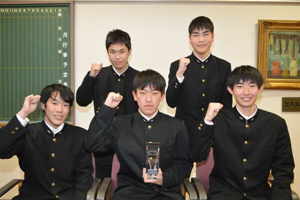 競技会に出場した（前列左から）寺内さん、阿部さん、原澤さん、（後列左から）鷲頭さん、佐藤さん