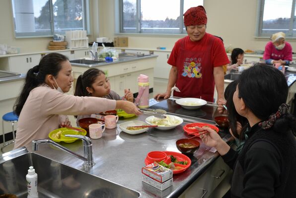 初開催の地域食堂で食事を楽しむ児童ら