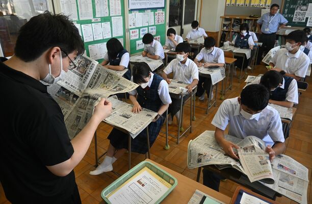 下野新聞を見て気になる記事を探す生徒
