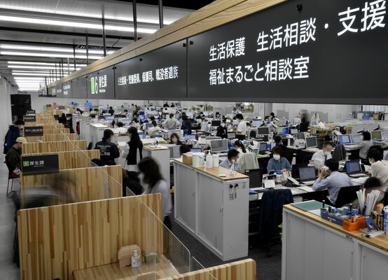 生活保護などの相談を受け付ける窓口＝30日午前、鹿沼市役所