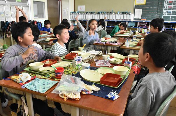 ５月から「対面給食」に戻った小学校で、笑顔で食事する子どもたち＝８日午後、栃木市城内町１丁目