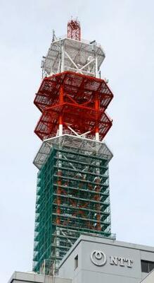 　修復工事が完了した「ＮＴＴ青森八戸ビル」屋上の鉄塔＝２６日午前、青森県八戸市