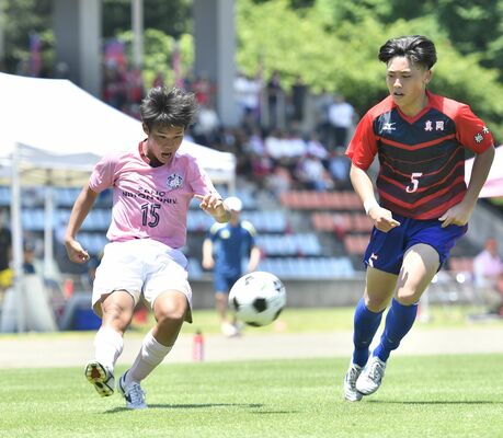 サッカー男子決勝　後半14分、右サイドからクロスを送る佐野日大のＭＦ斎藤芹（左）＝壬生町総合公園陸上競技場、湯田大士撮影