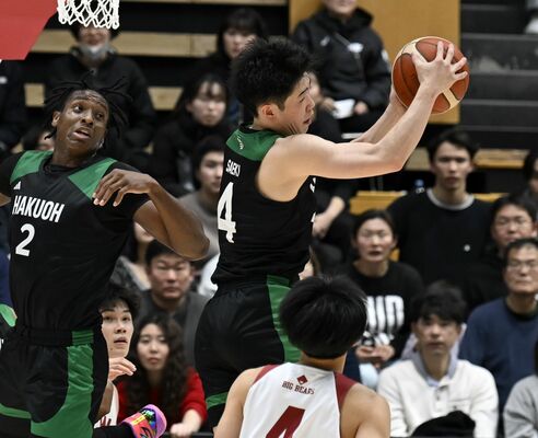 第2クオーター、白鴎大の佐伯(中央)がディフェンスリバウンドを奪う
