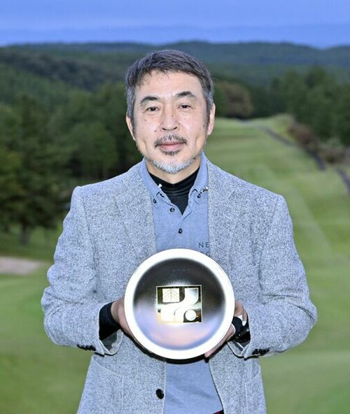 一般男子の部で初優勝し、知事盃を手にする井上雄