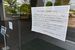 正面玄関に掲示された空調設備の故障を伝える張り紙＝６日午後、那須塩原市上厚崎

