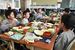 ５月から「対面給食」に戻った小学校で、笑顔で食事する子どもたち＝８日午後、栃木市城内町１丁目