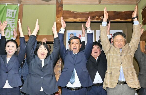 初当選が確実となり、支持者と万歳する軽部修氏（中央）＝９日午後７時35分、市貝町文谷、近藤文則撮影