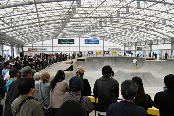 全天候型のスケートパーク。４月の国内大会は大勢の観客が訪れた＝４月５日