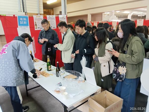人気だった有料試飲コーナー＝３月２０日、佐野市