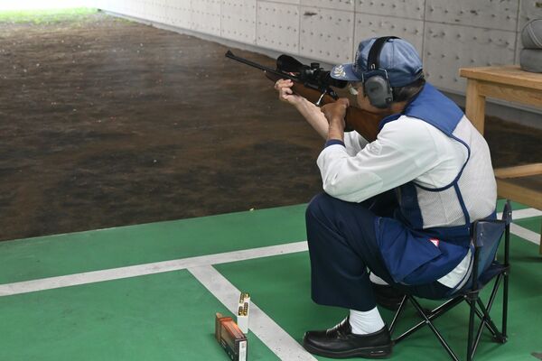 訓練で実弾を発射するハンター＝16日午後、宇都宮市新里町