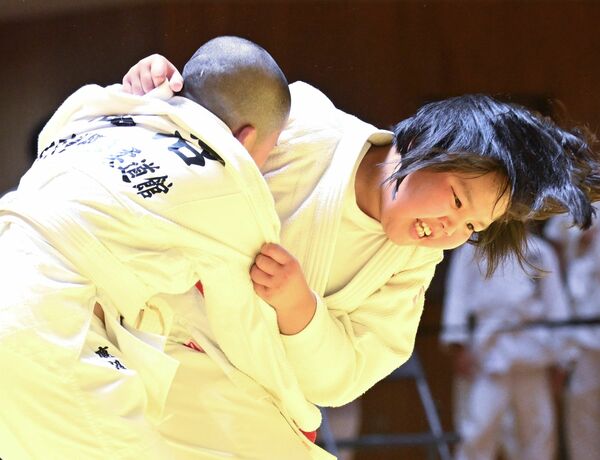５年　山田（未来塾）－鹿沼（帝京豊郷台）決勝　山田が技を仕掛ける＝ユウケイ武道館