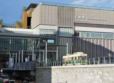 　路面電車が駅ビル２階に乗り入れたＪＲ広島駅＝１１日