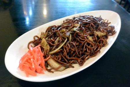 「ラーメン本舗 まるみ」で提供する「東村山黒焼そば」=東京都東村山市