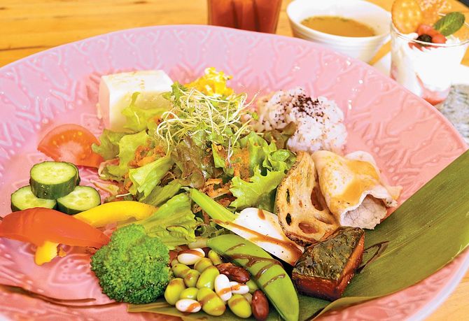 この日のプレートは。たっぷりの野菜と小山の豚肉おどんの豚しゃぶ