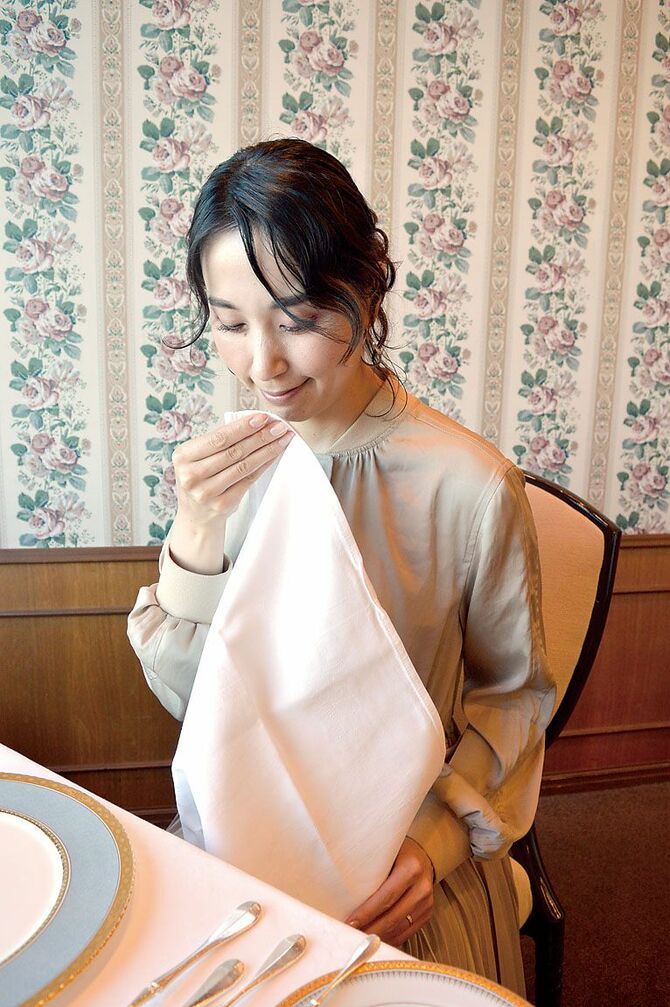 二つ折りにしたナプキンの内側の端を持って口元を拭く