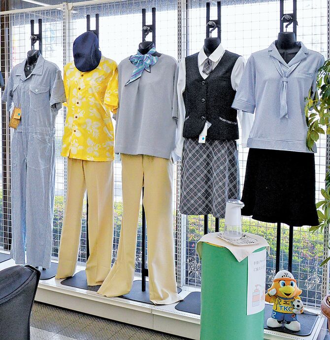 ユニホームのサンプルが並ぶアオショーの店内