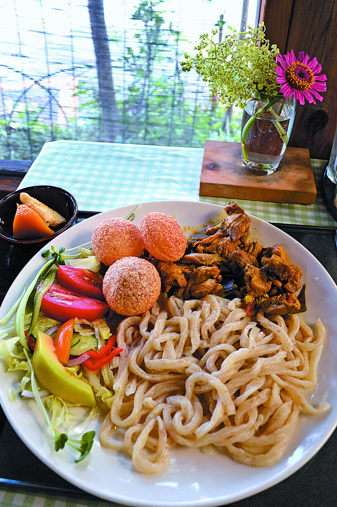 「冷やしニルピカカレーうどん」。この日は真っ赤に熟したトマトとメロンをトッピング