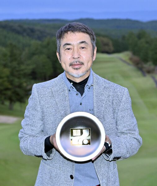 一般男子の部で初優勝し、知事盃を手にする井上雄