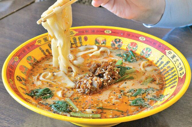 料理人の技が光人気メニュー「担々刀削麺」