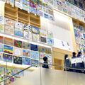 吹き抜け彩る子どもたちの力作　真岡の「monaca」で美術展　壁面に703点、まるでモザイク模様