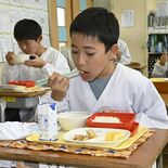 上三川の給食に「ふくべ汁」　郷土の味、子どもら満喫　お代わりも
