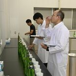 酒質向上へ「初呑み切り」　鑑定官らが香りや味を確認　「暑い時期でも飲み…