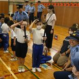 警棒を手に敬礼！　特別支援学校の児童ら、警察学校を訪問し交流