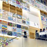 吹き抜け彩る子どもたちの力作　真岡の「monaca」で美術展　壁面に703点、まるでモザイク模様