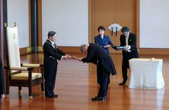 皇居で大綬章親授式