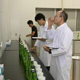 酒質向上へ「初呑み切り」　鑑定官らが香りや味を確認　「暑い時期でも飲み飽きない酒質」に仕上がる