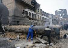 厳冬下、50万人の暖奪う