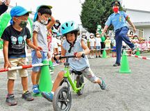 ブリッツェンが自転車安全教室　園児らと楽しく「お約束」