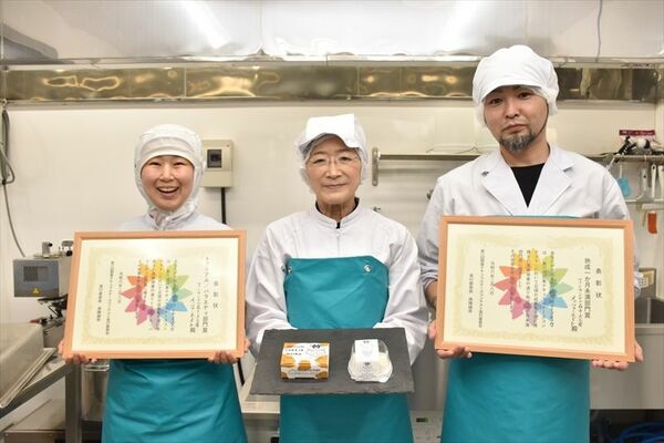 受賞したチーズ工房の人見さん（中央）ら