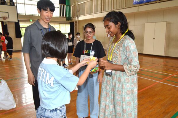 石塚小で開かれたマレーシア生徒との文化交流会