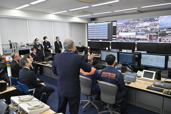 完成式で、高度化されたシステムについて説明を受ける足利、佐野両市の関係者ら